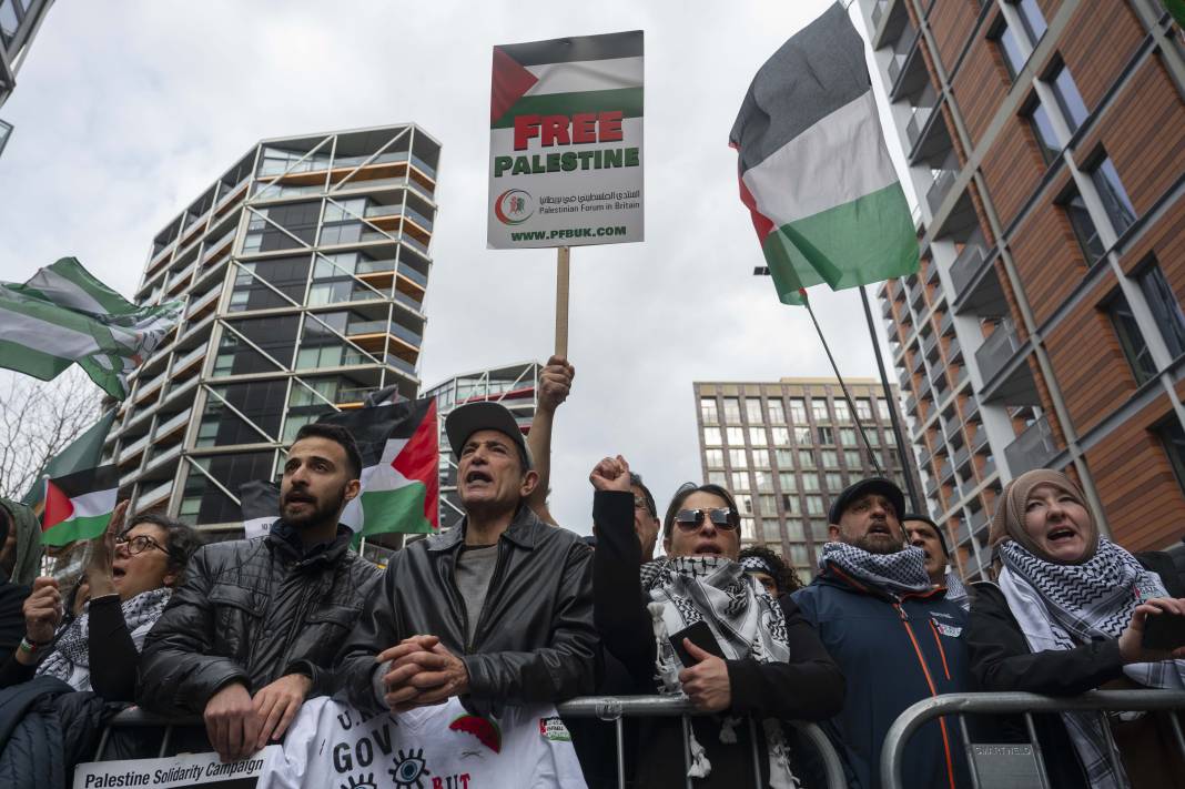 Londra ve Saraybosna'da İsrail protestosu! Binlerce kişi sokaklara döküldü 19